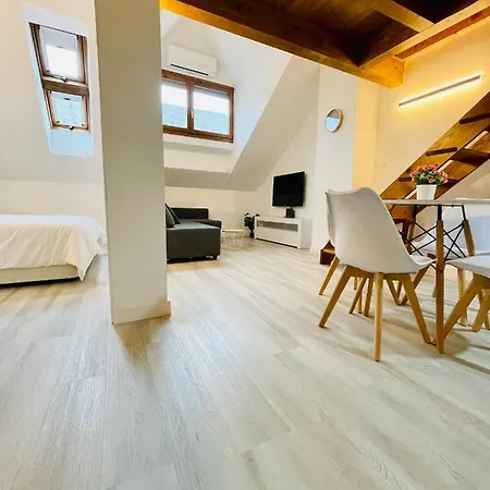 Apartamento El ático Nuevo En El Centro Con Ascensor, Garaje, Aire Acondicionado Y Wifi *