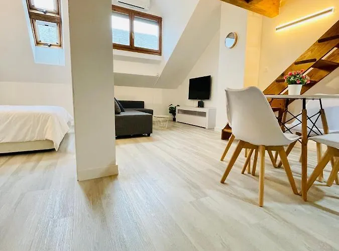 Apartamento El ático Nuevo En El Centro Con Ascensor, Garaje, Aire Acondicionado Y Wifi *